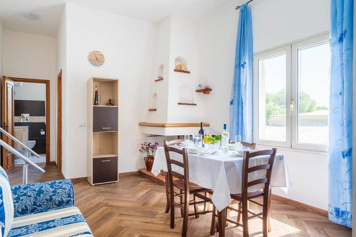 Ferienwohnung für 6 Personen, mit Balkon und Terrasse sowie Garten und Ausblick in Cala Ginepro
