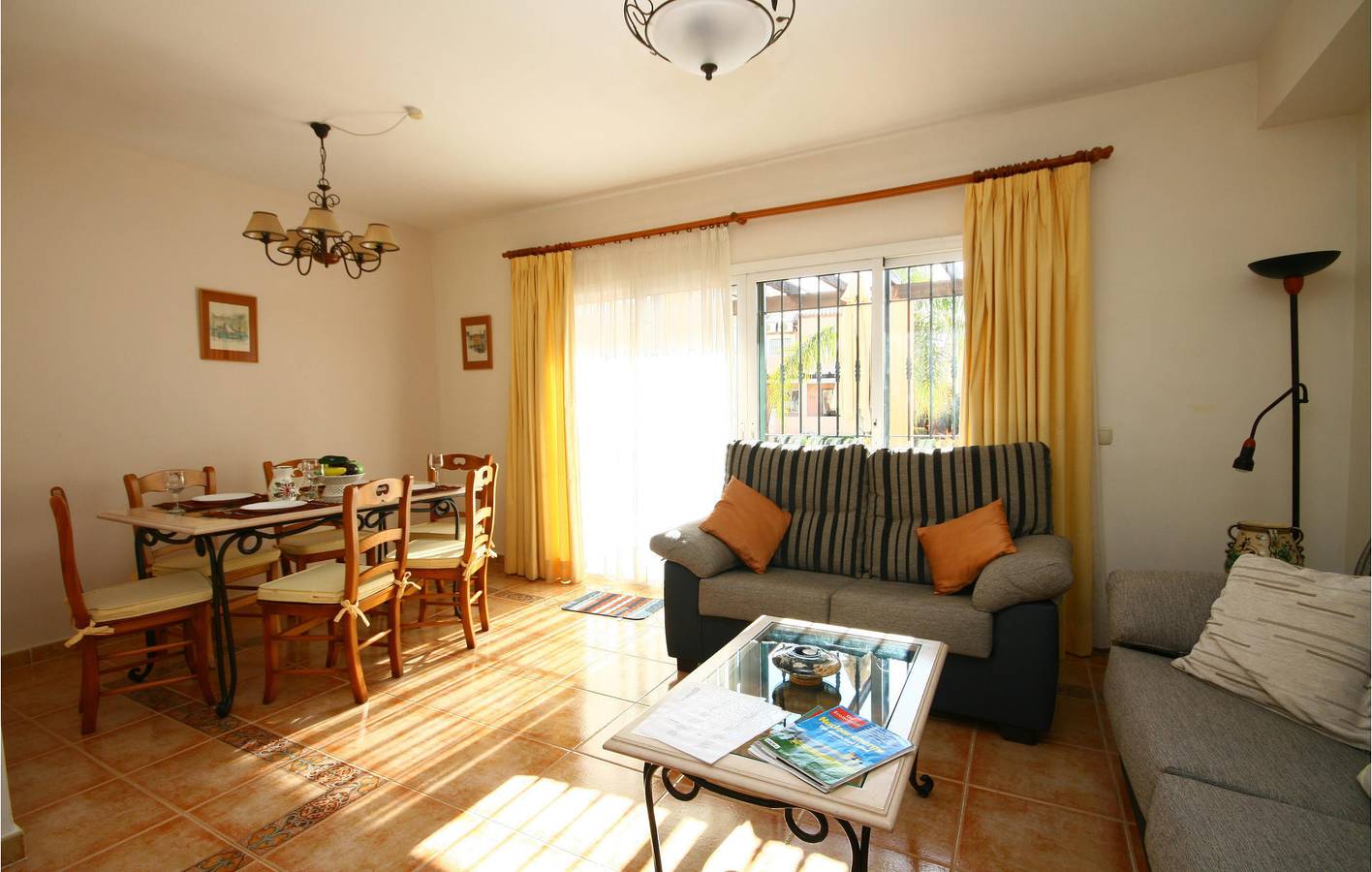 Sonnige Eigentumswohnung mit Meerblick: Pool, Terrasse & Parkplatz in Urbanizacion Calahonda, Mijas