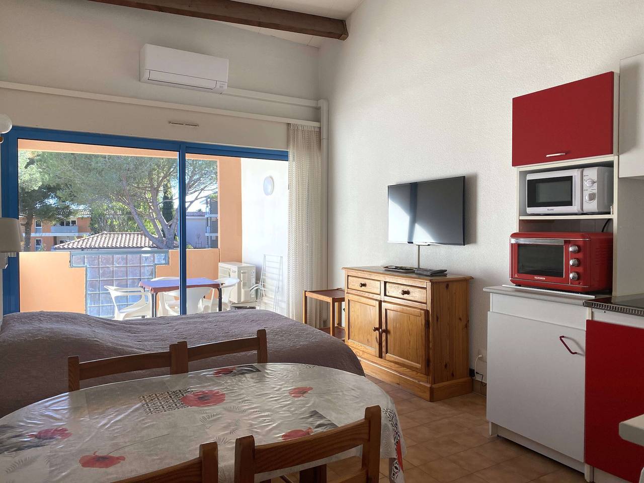 Entire studio, Charming Studio with Terrace, Parking, 15min Walk to Thermal Baths in Balaruc-les-Bains, Mediterranean Coast (France)