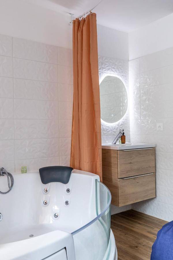 Gîte pour 2 personnes, avec jacuzzi à Thiers - 4