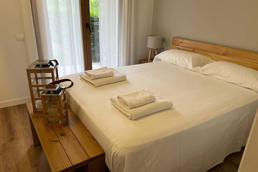 Entire apartment, Ground Ffloor 2 rooms 5 Pax, Pool, Private Garden & Fireplace in Estavar, Prades region