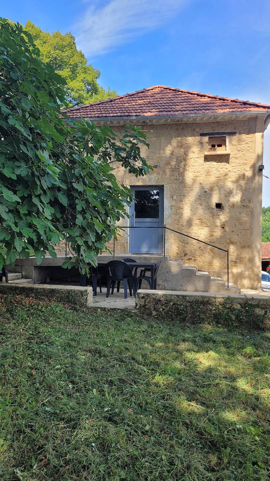 Maison Tiny Bwa - Séjour au calme dans une charmante maison en pierre avec piscine et nature in Saint-Cernin-de-l'Herm, Périgord Noir