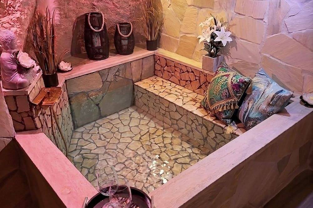 Ganze Wohnung, Charming Spa Suite with Heated Stone Tub & Chromotherapy near Lake Bracciano in Anguillara Sabazia, Braccianosee