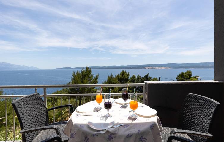 Ganze Ferienwohnung, Charmantes Apartment mit Terrasse, WLAN und Strandzugang in 2 km Entfernung in Lokva Rogoznica, Omis-Riviera