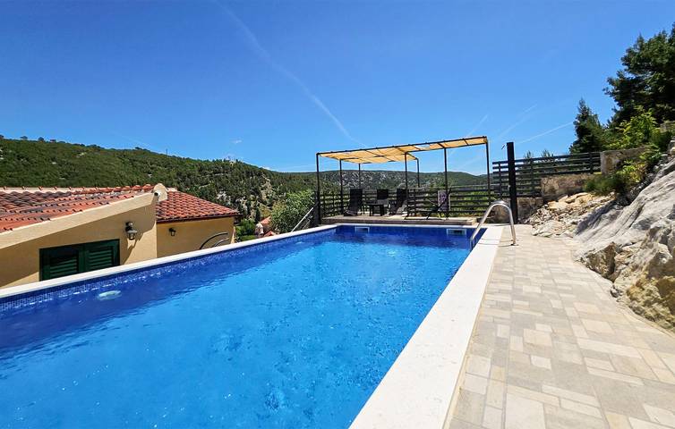 Apartment mit Meerblick, Pool und Terrasse, 600m zum Strand in Skradin, Šibenik-Knin