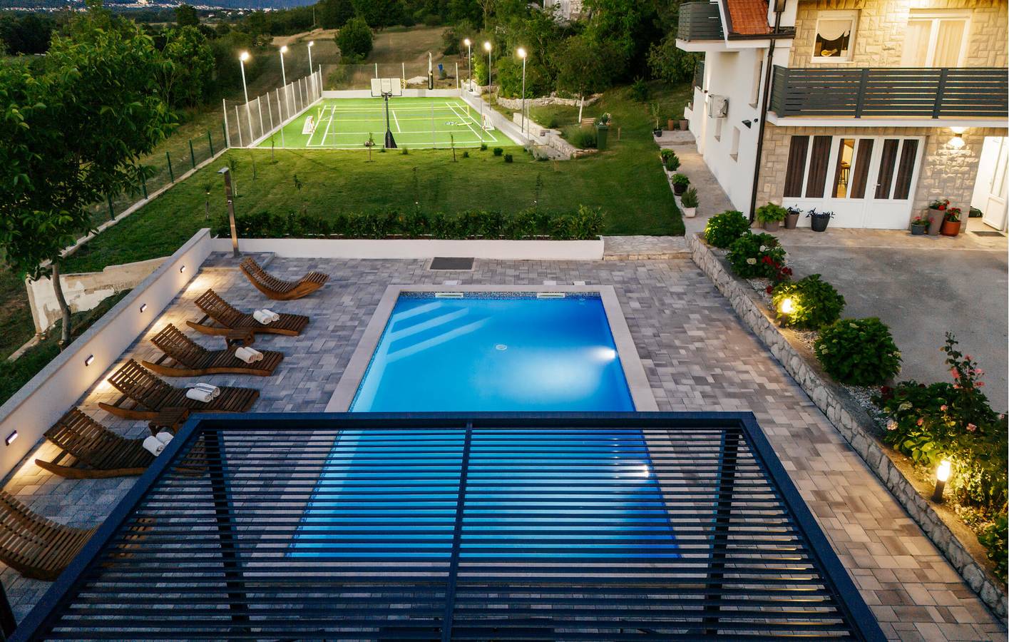 Reizende 2-Zimmer-Wohnung mit Pool, WLAN und Terrasse in der Nähe des Flusses Ričina in Imotski, Makarska Riviera