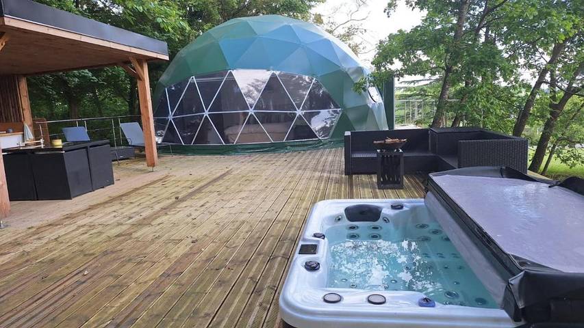 Tente pour 2 personnes, avec Jacuzzi et Terrasse ainsi que Jardin et Sauna