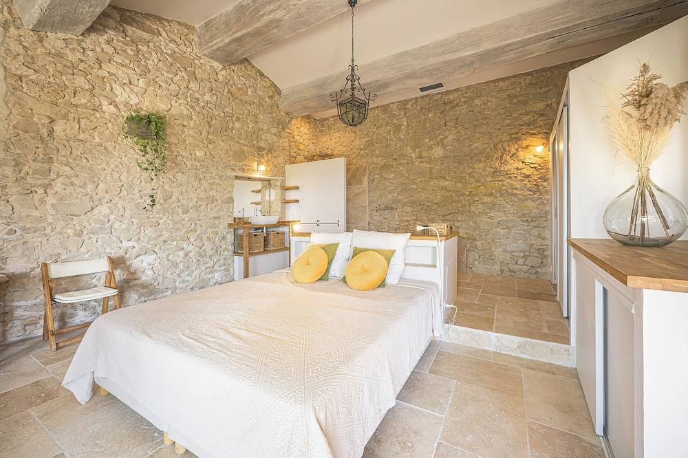 Domaine Clément Sainte Victoire, 7ha of tranquility 17 km from Aix in Puyloubier, Aix-en-Provence region