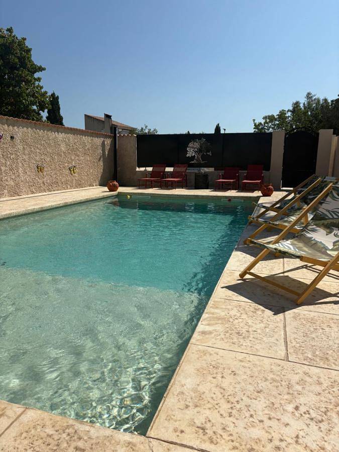 Haut de villa avec piscine privée et extérieur in Lançon-Provence, Côte méditerranéenne (France)