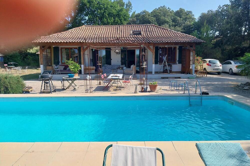 Un petit paradis avec une grande piscine pour 6 personnes. in Grambois, Parc naturel régional du Luberon