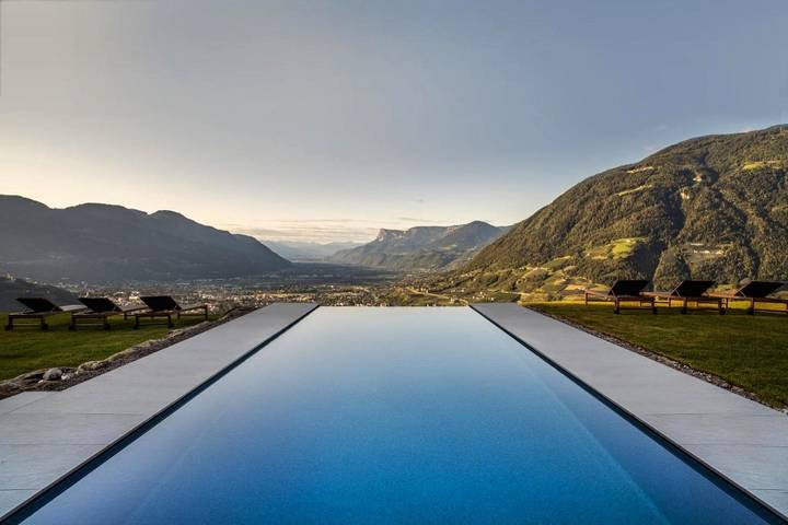 Chalet für 4 Personen, mit Whirlpool und Terrasse sowie Garten und Pool im Dorf Tirol