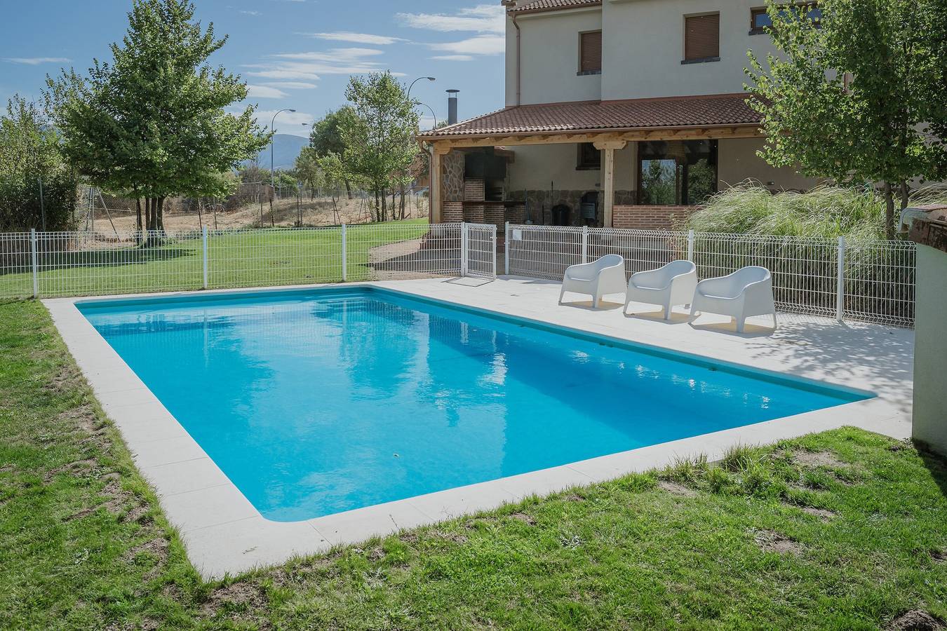 Maison rurale à Torrecaballeros avec vue montagne, piscine privée et Wi-Fi in Torrecaballeros, Province de Ségovie