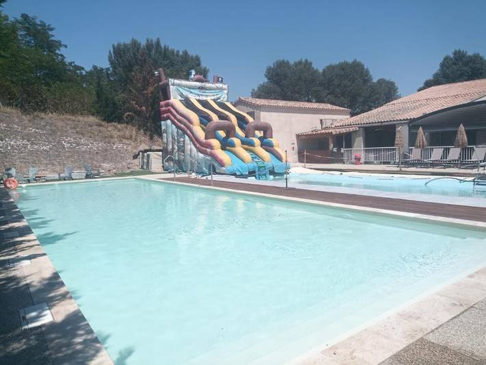 Camping pour 5 personnes, avec terrasse et piscine ainsi que bassin pour enfant et vue