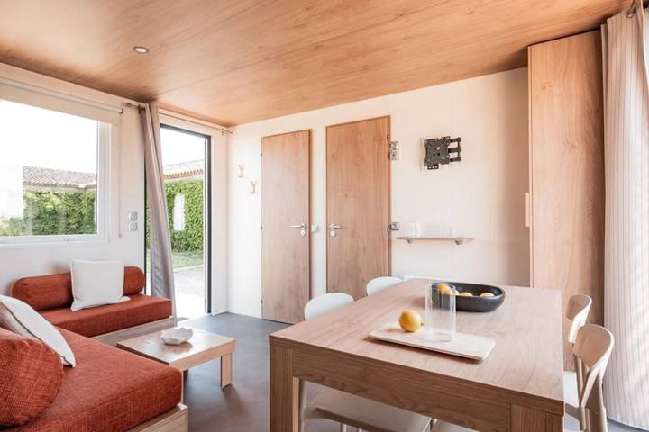 Mobil home pour 5 personnes, avec jacuzzi et jardin à Arces - 2