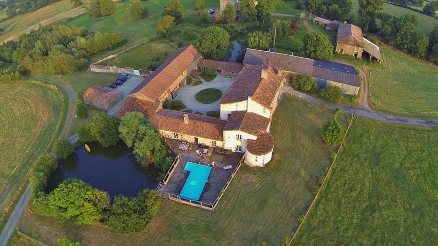 Location de vacances pour 3 personnes, avec Terrasse ainsi que Jardin et Piscine à Bressuire