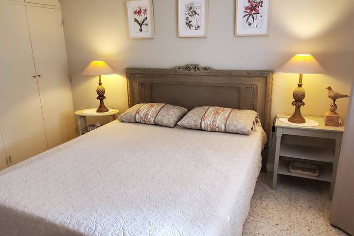 Apartamento entero, Nivel jardín encantador. Entre playas y calas. Vista al mar, sitio preservado y tranquilo. in La Seyne-sur-Mer, Costa mediterránea (Francia)