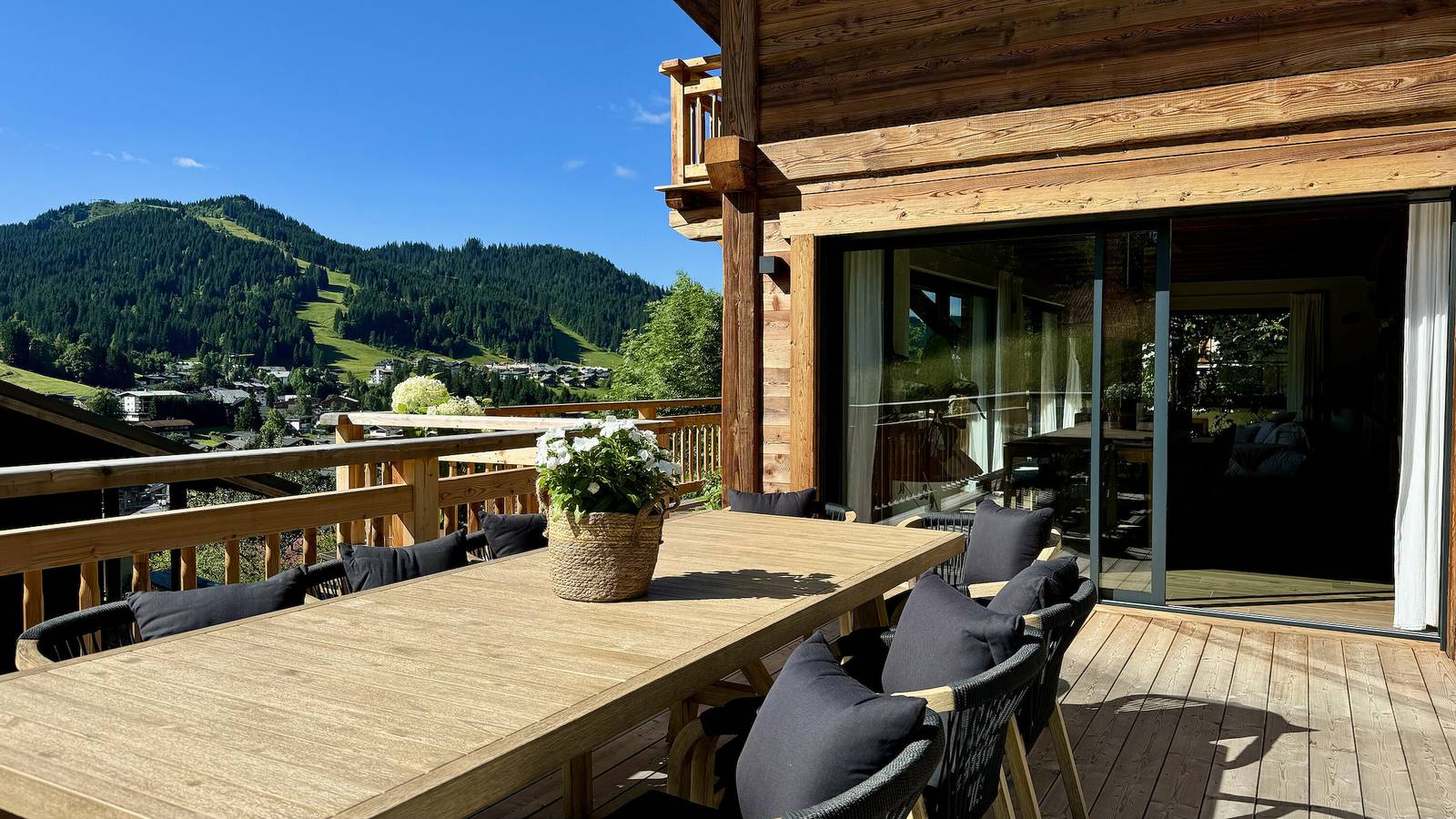 Chalet 'Casa Di Più - Les Gets' with Mountain View, Private Terrace and Wi-Fi in Les Gets, Les Portes du Soleil