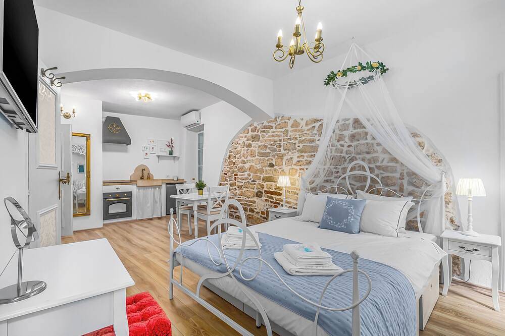 Entire apartment, Primavera Deluxe Studio Apartment in Old town Rovinj in Rovinj, Rovinj region
