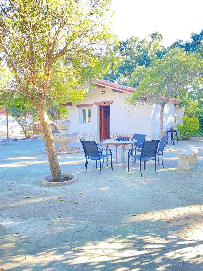 Cabañas Rústicas dentro de la Finca El Castillo in La Cabrera, Provincia de Madrid
