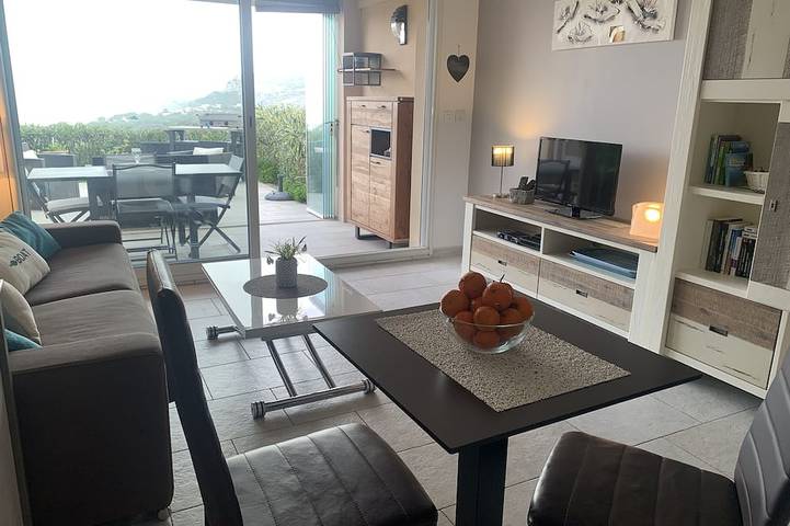 Ganze Wohnung, Apartment T2 Sea View, Air-conditioned, 4 People swimming pool in the residence in Sant Ambroggio, Lumio