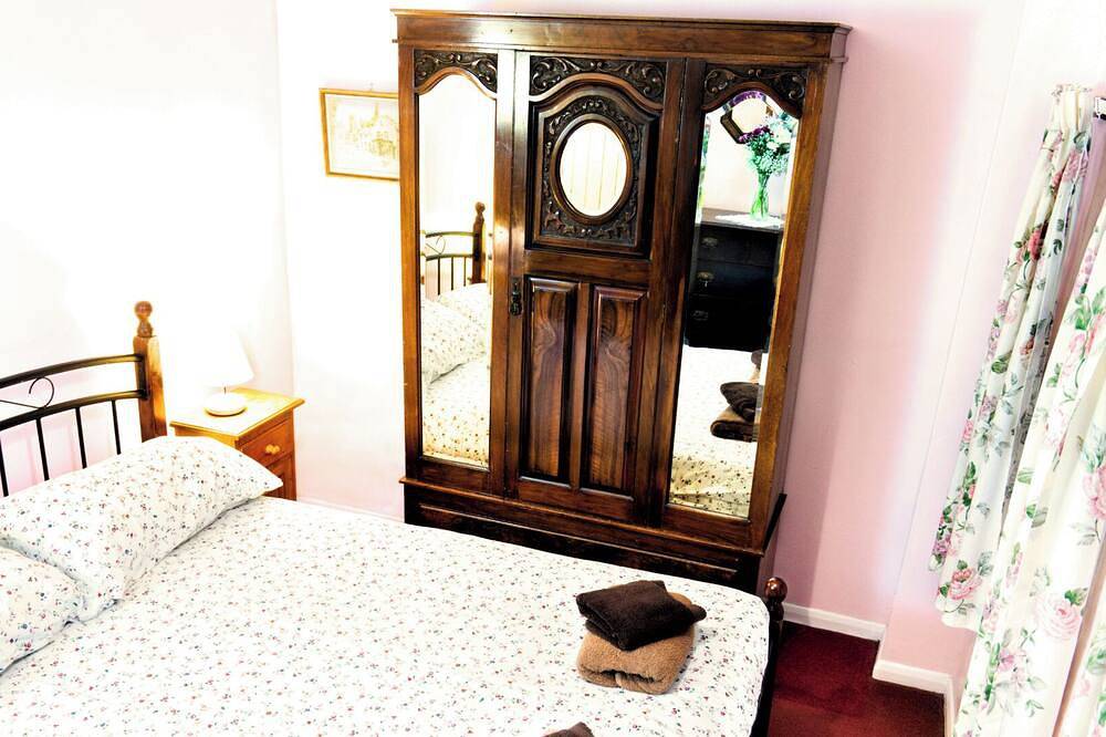 Historic Cottage in a Traditional Mill Village in Cromford, Derbyshire