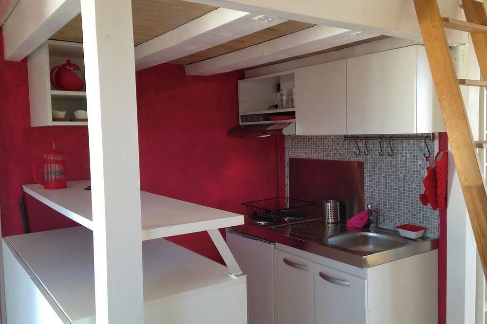 Entire apartment, Studio on second floor of a villa, residential area, near streetcar and park in Hôpitaux-Facultés, Montpellier