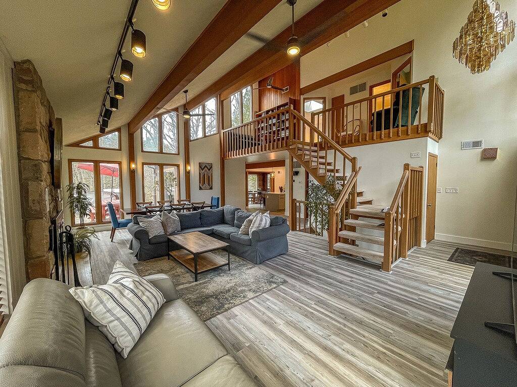 Hell und schön - 8 Personen Jacuzzi, Kamin, Wi-Fi, voll ausgestattete Küche in Saw Creek, Pike County