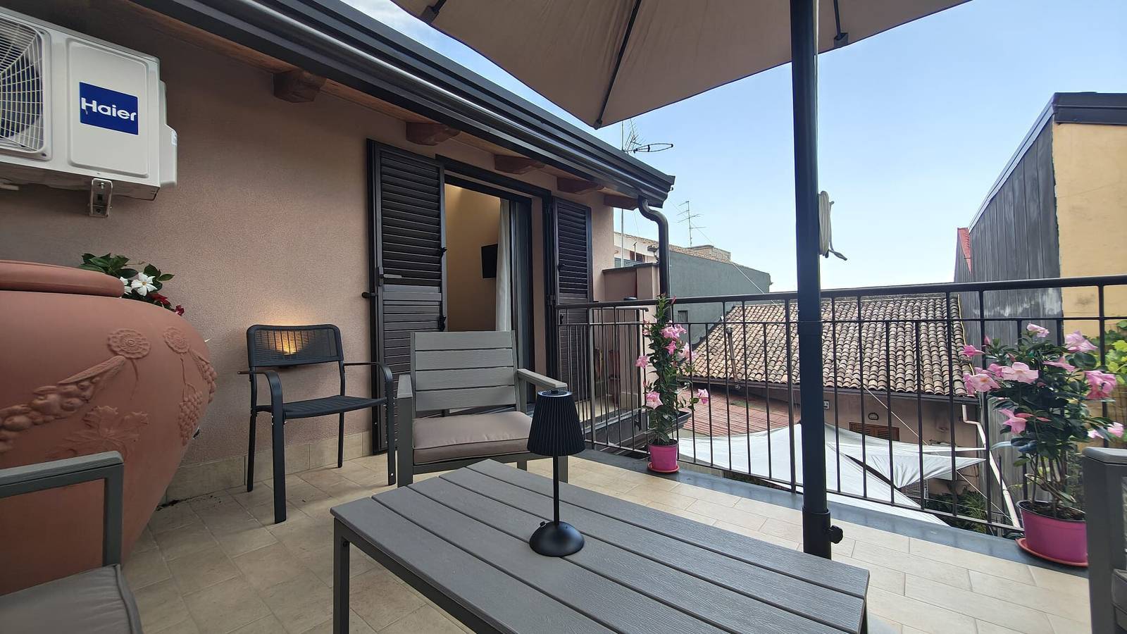 Apartamento entero, Apartamento 'Perla Dell'Etna' con terraza privada, Wi-Fi y aire acondicionado in Zafferana Etnea, Etna