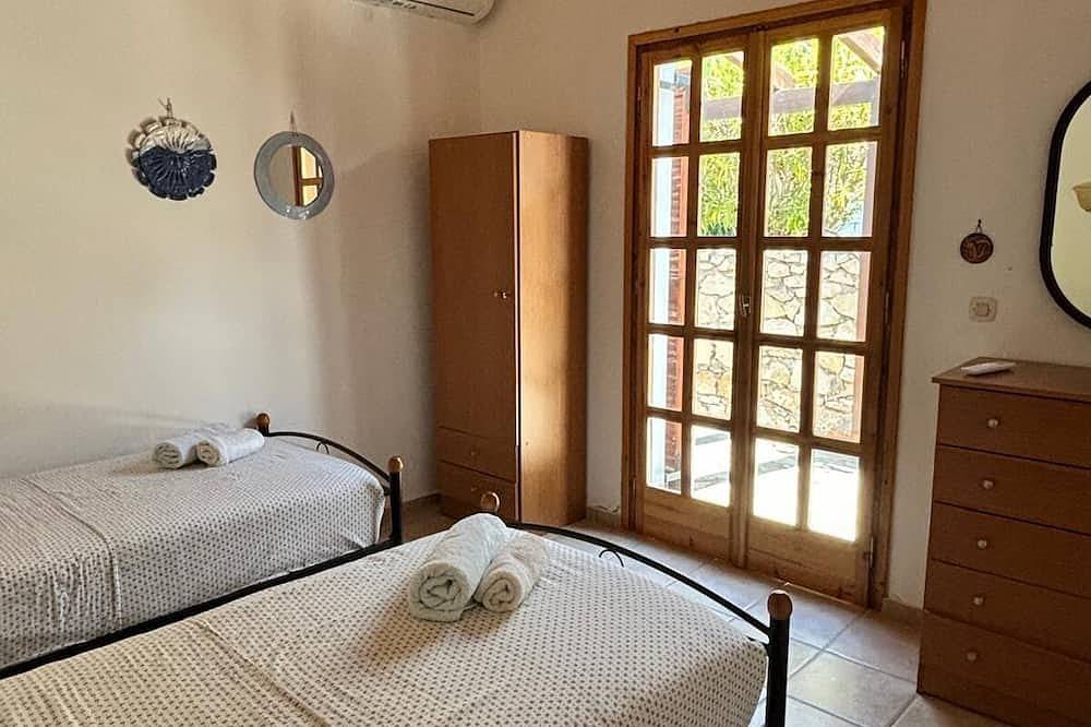 Quiet 2 bedroom air-conditioned villa with private pool, patio and roof terrace in Roumeli, Rethymno und Umgebung