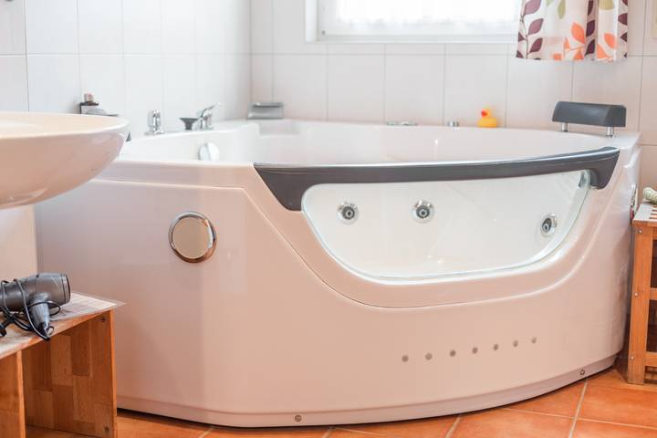 Entire apartment, Holiday Apartment W6: Private Whirlpool & Fireplace, Covered Balcony / Relaxation & Luxury for Two in Diemelstadt, Waldecker Land