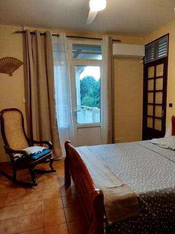 Gîte pour 2 personnes, avec vue ainsi que jardin et piscine, animaux acceptés à Gourbeyre