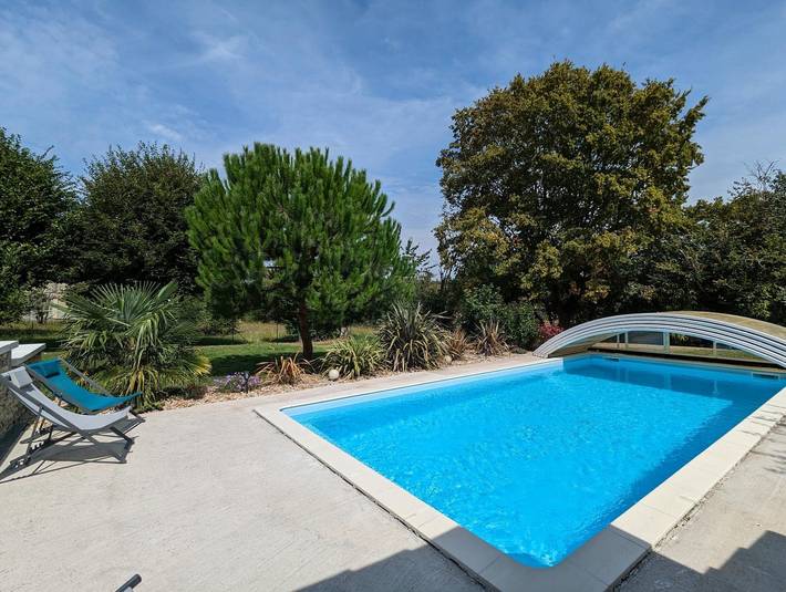 Gîte pour 8 personnes, avec jardin ainsi que piscine et terrasse en Charente