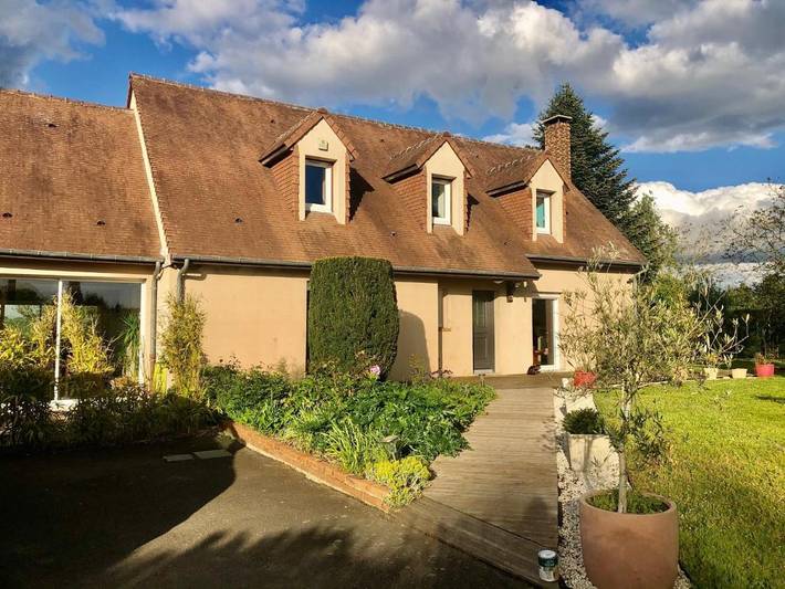 Location de vacances pour 10 personnes, avec Balcon et Terrasse ainsi que Jardin et Piscine à Yvré-l'Évêque