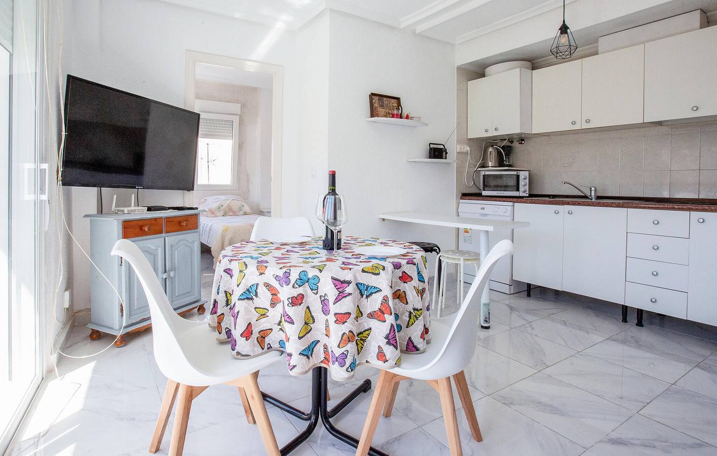 Entire holiday apartment, Modern Beach Apartment with Elevator & WiFi in Torrevieja Centre, Torrevieja