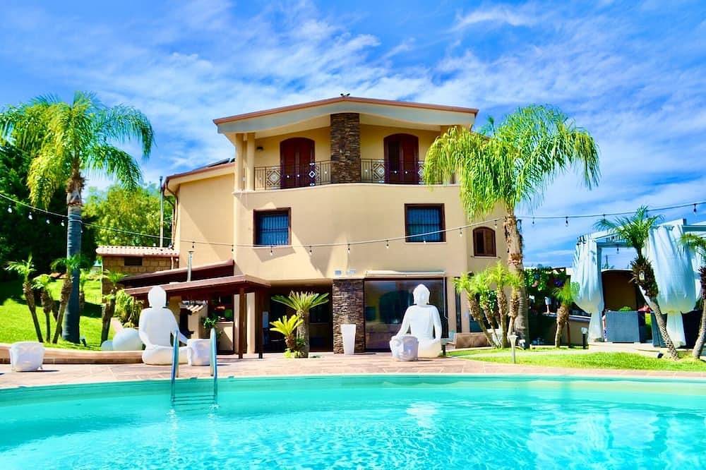 Villa Grisi con piscina e giardino indipendente in Partinico, Provincia di Palermo