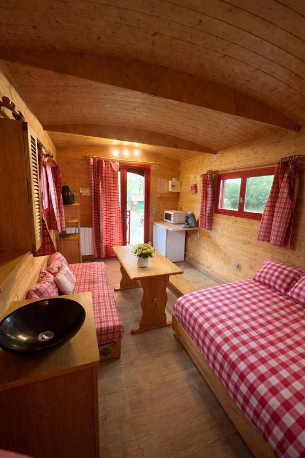 Camping pour 2 personnes, avec vue sur le lac ainsi que jardin et vue, animaux acceptés