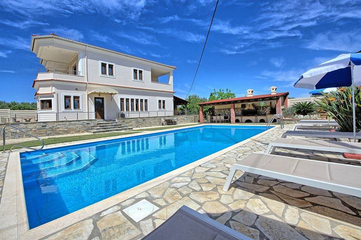 Location de vacances pour 10 personnes, avec Balcon ainsi que Terrasse et Piscine dans Acharavi - 3