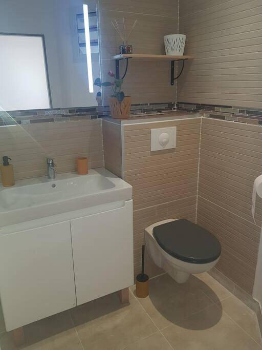 Location de vacances pour 2 personnes, avec vue et jardin dans Plage de Petite Anse - 2