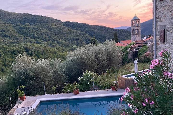 Villa pour 4 personnes, avec terrasse et jardin dans Massa-Carrara