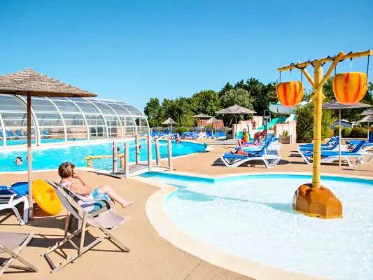 Camping pour 5 personnes, avec terrasse et piscine à Givrand