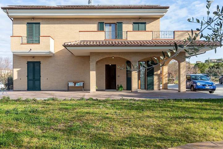 Location de vacances pour 10 personnes, avec jardin, animaux acceptés à Morrovalle