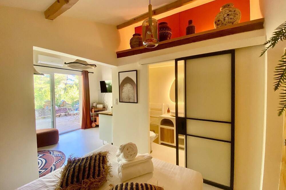 Ganze Wohnung, Studio Essaouira at Panorea Garden - Moroccan ambience with private terrace in Le Beausset, Toulon Region