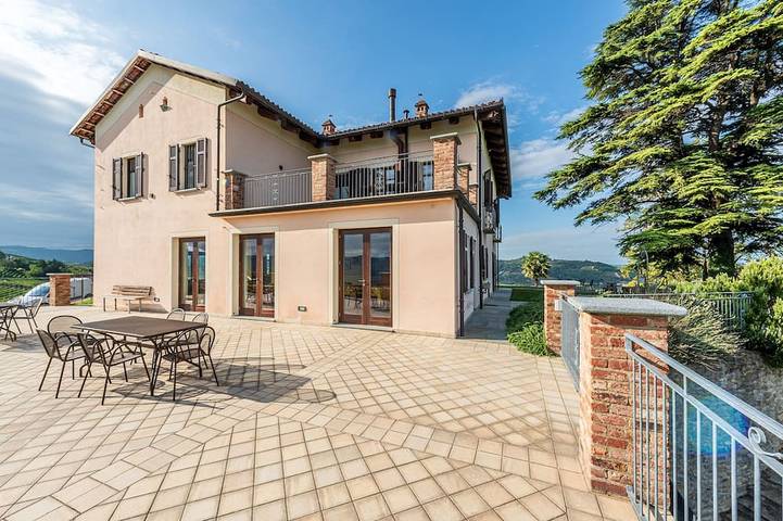 Villa für 8 Personen, mit Whirlpool und Balkon sowie Garten in Alba