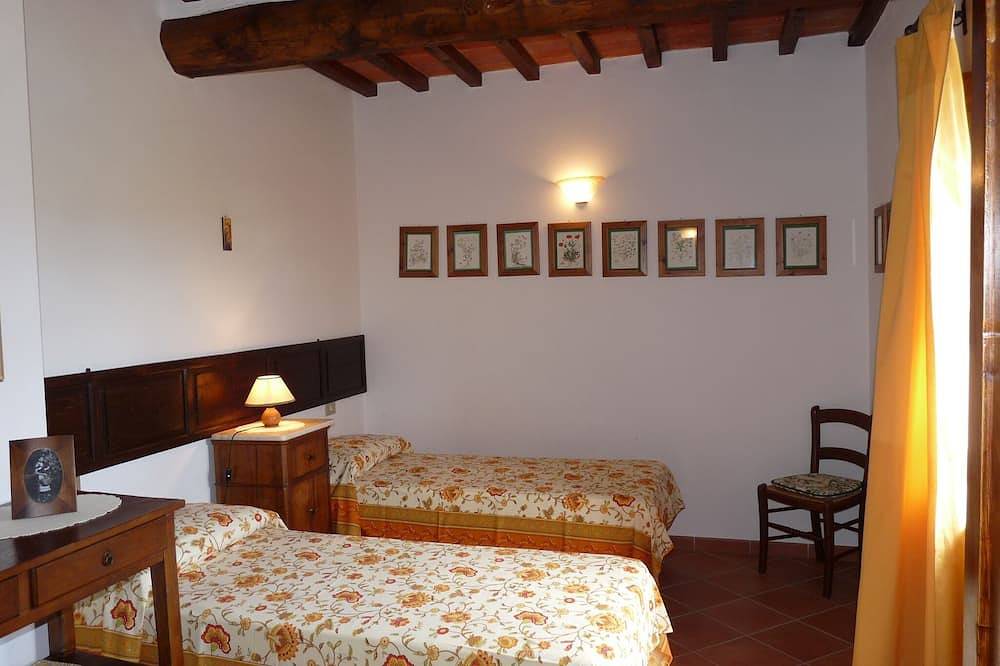 Farmhouse, private garden and fenced swimming pool on Tuscany-Umbria  border in Città della Pieve, Perugia Province