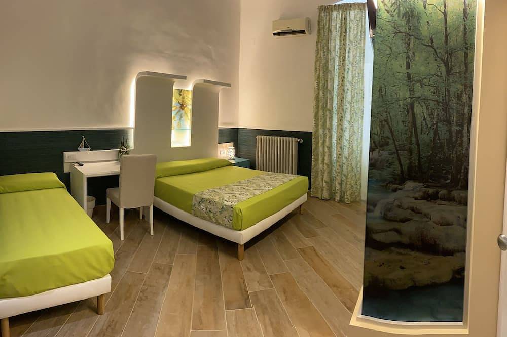 Dreibettzimmer in B & B nur einen Steinwurf vom Meer entfernt in Giovinazzo, Bari Provinz