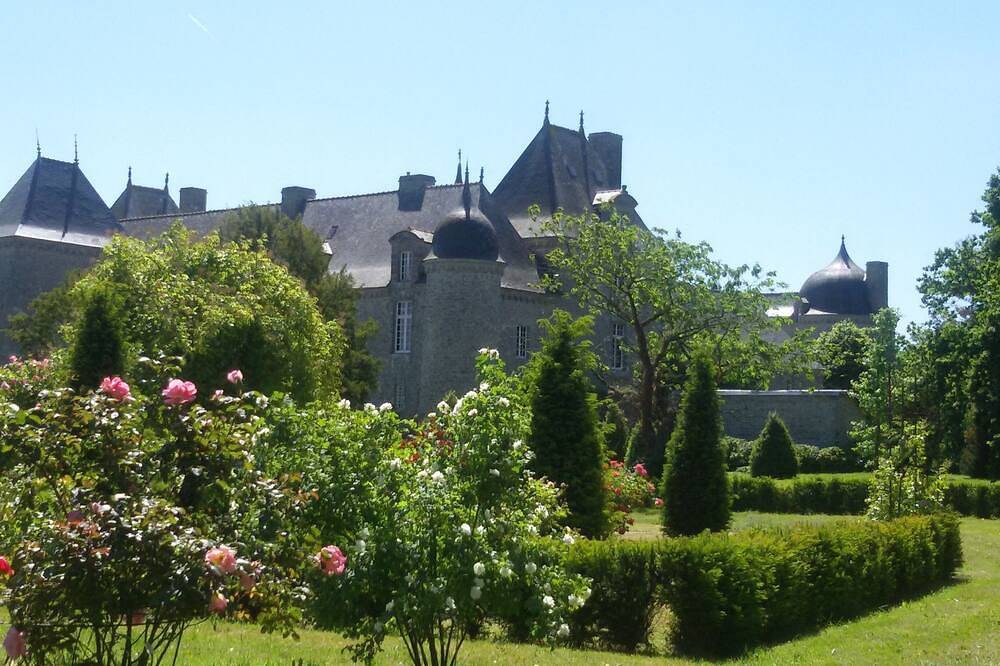 Séjour et vacances relaxants et élégants dans le château avec un grand parc in Trébry, Cotes-d'Armor