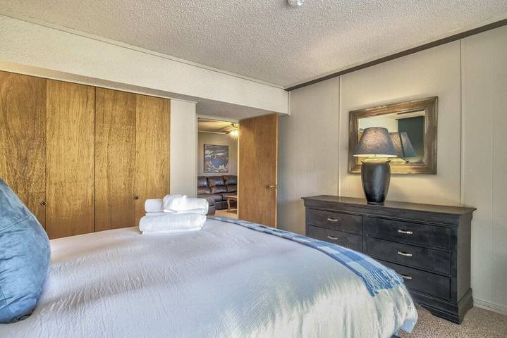 Vacation rental for 10 people, with yard and balcony in Pikes Peak