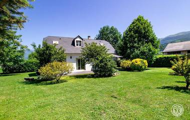 Gîte pour 6 personnes, avec terrasse et jardin à Adast