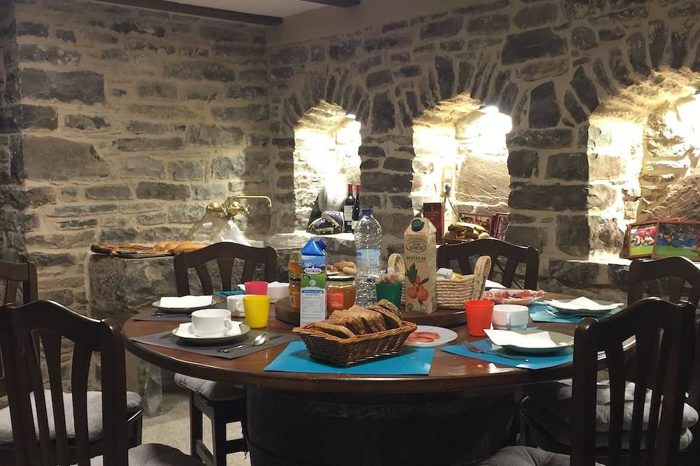 Entire apartment, 2 bedroom apartment near ski Panticosa Formigal Pyrenees Aragon in Sabiñánigo, Spanish Pyrenees