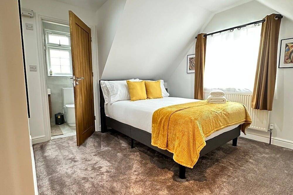 Modern 7 Bedroom 7 Bed Home in Woking, Surrey